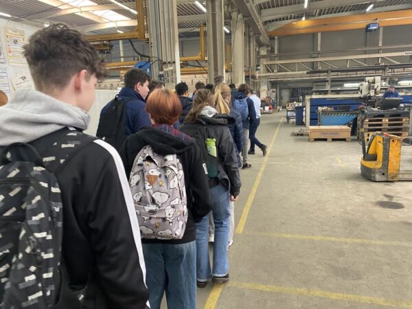 Unsere Job-Busse bringen Schüler/innen direkt zu Betrieben, wo sie Berufe kennenlernen, Ausbildungsmöglichkeiten erkunden und den Arbeitsalltag erleben können.