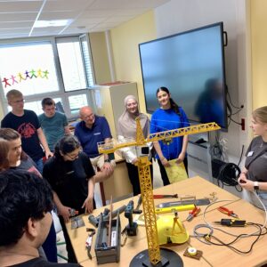 Unternehmen erklärt einer Gruppe Schülern ihr Handwerk